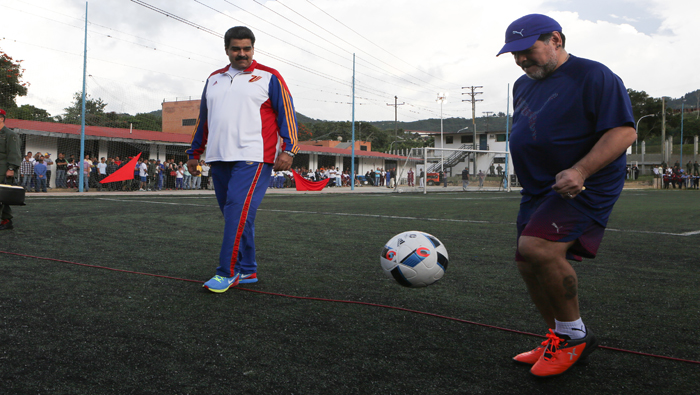 Nicolás Maduro (i) jugó fútbol el martes en Caracas con el popular Diego Armando Maradona.