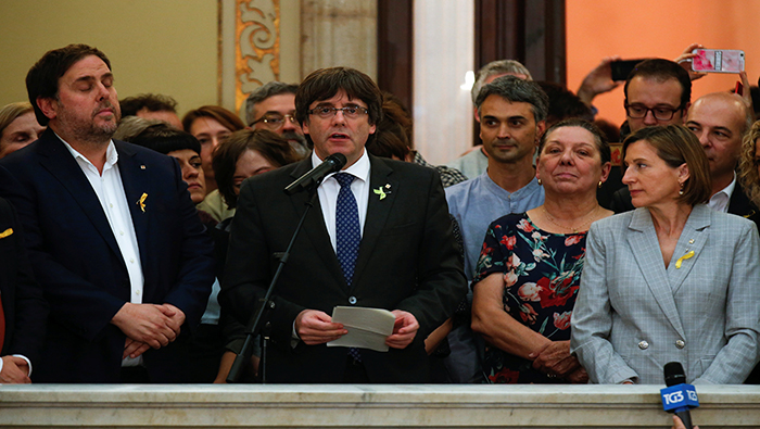Carles Puigdemont (c) impulsó el proceso para la declaración de la independencia catalana.
