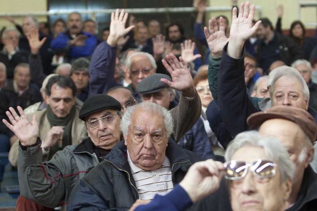Macri pretende aumentar la edad jubilatoria cinco años más para hombres (70 años) y mujeres (65 años).