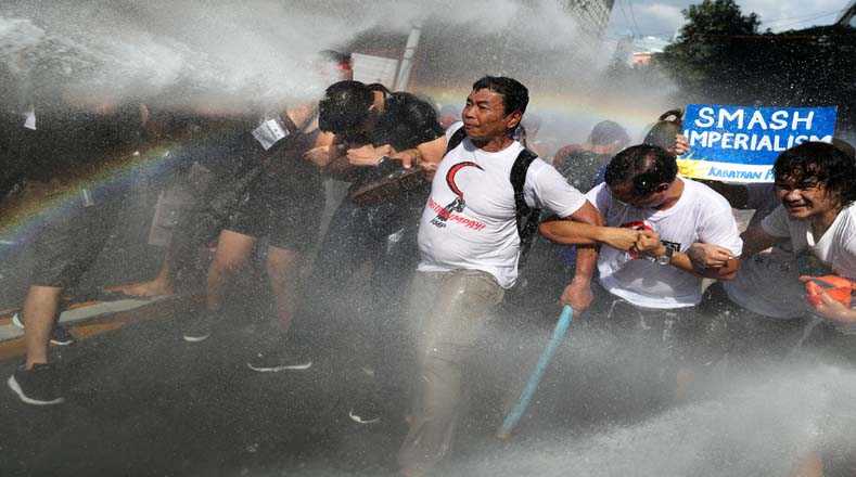 Otro grupo de manifestantes fueron golpeados por un cañón de agua mientras intentaban marchar hacia la embajada estadounidense.