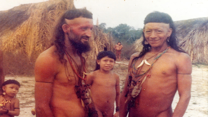 El padre Cañas (izquierda) convivía junto a los pueblos, mientras compartía su vestimenta y costumbres.
