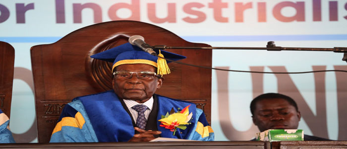 El presidente Mugabe hizo acto de presencia en un evento anual que se realiza en la Universidad de Harare.