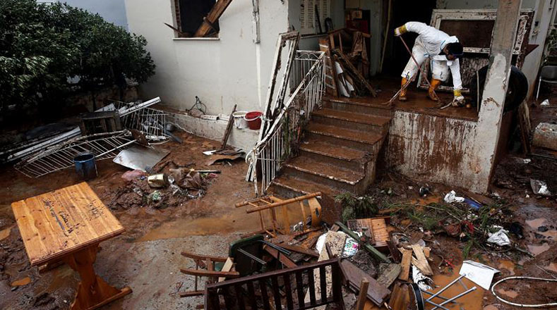 En la localidad de Mandra, una de las más afectadas, las lluvias inundaron calles y carreteras, aplastaron vehículos contra viviendas y dañaron varios edificios.