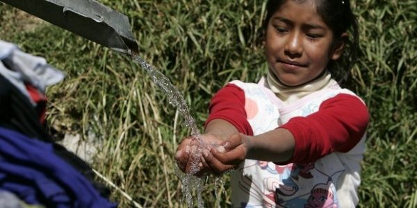 "Una tercera parte de la población vive en el ámbito rural, y justamente en ese ámbito es donde se presentan los mayores déficits de acceso al servicio de agua" dijo el ministro del Medio Ambiente y Agua" 
