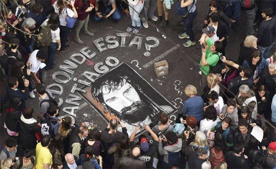 Santiago Maldonado fue visto por última vez el pasado 1 de agosto, mientras participaba en una protesta junto al pueblo mapuche en contra de la empresa internacional Benetton Group.