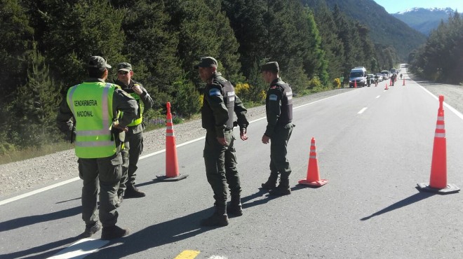 Hasta las 18H30 hora local de este sábado agentes de Gendarmería mantenían restringido el tránsito sobre la Ruta Nacional 40, a la altura de Villa Mascardi.