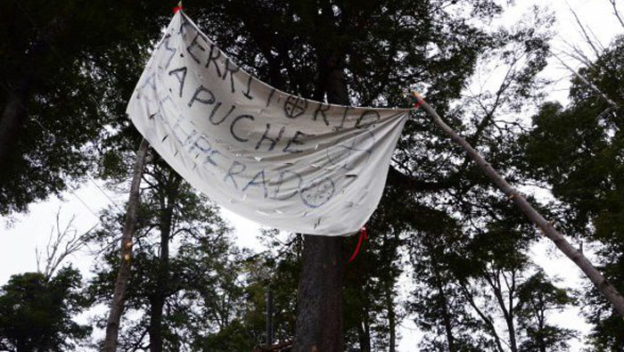 Tres personas resultaron heridas y una de ellas murió tras represión de la Fuerza Armada durante un operativo de desalojo en el departamento argentino de Bariloche.