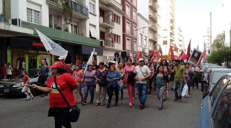 La concentración se realizó con el lema "Basta de represión a los pueblos originarios".