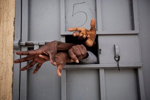 "Sabemos que los migrantes que caen en las manos de los traficantes se enfrentan a la desnutrición sistemática, los abusos sexuales e incluso el asesinato", explicó la OIM.