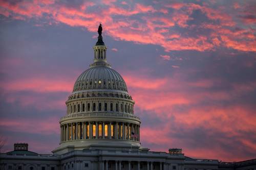El Capitolio de Estados Unidos, sede de las dos cámaras del Congreso de ese país, captado al amanecer del jueves pasado, mientras los senadores republicanos trabajaban en la reforma fiscal que fue aprobada en los primeros minutos de ayer.