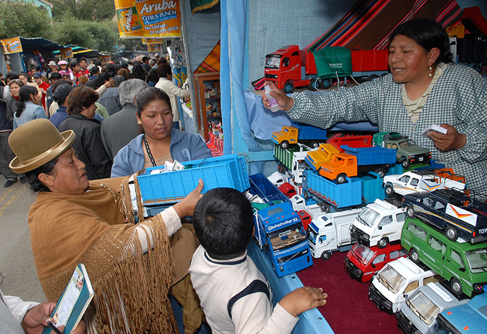 En la Feria de Alasita los bolivianos compran artesanía en miniatura.