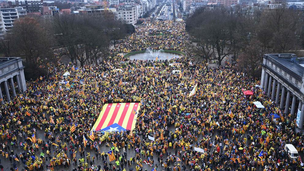 La mayoría de los manifestantes llevan complementos amarillos.
