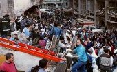 Imágenes del atentado de 1994. Cientos de personas se acercaron al lugar del atentado para remover los escombros.