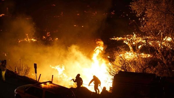 California: Grave incendio obliga a evacuar a 200 mil personas