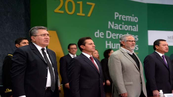 En presencia de Peña Nieto (c), el activista Miguel Álvarez Gándara (a la derecha del presidente) repudió su proyecto de ley.