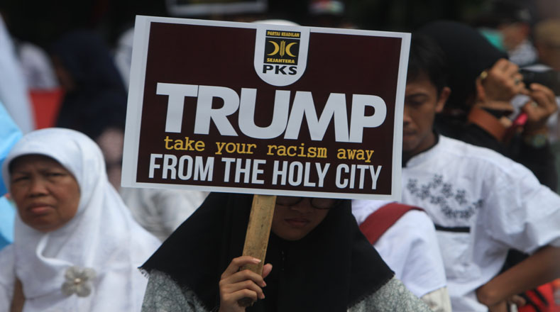 Ciudadanos del mundo pidieron este domingo que Trump lleve su "racismo" lejos de la Ciudad Santa.