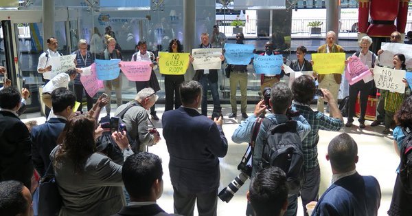 Activistas y expertos de la sociedad civil se congregaron en el lobby del hotel Hilton, ubicado en Puerto Madero, para protestar en contra de la persecución del Gobierno de Macri.