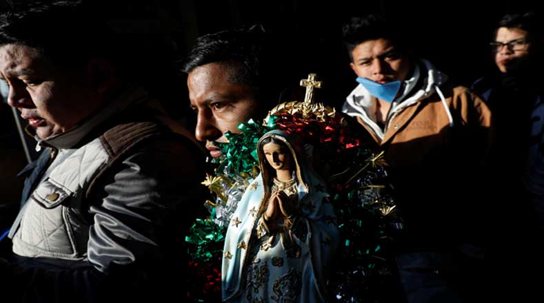 La primera aparición de la Virgen de Guadalupe el 12 de diciembre de 1531 fue relatada a los evangelizadores en el cerro Tepeyac donde se adoraba a la diosa prehispánica Tonantzin.