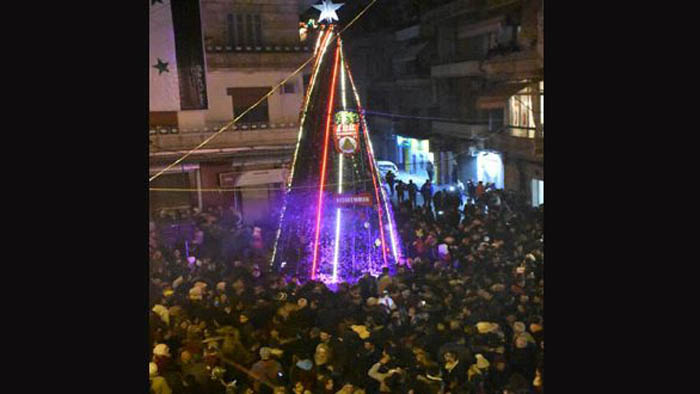 La Navidad llegó a Alepo con el encendido del árbol que mide al menos 20 metros de altura.
