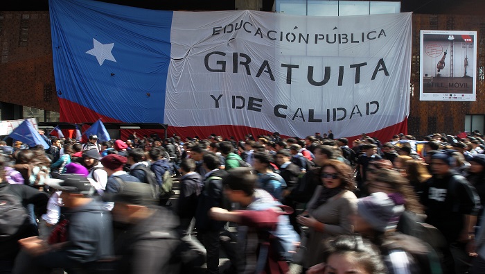 El proyecto de ley de Michelle Bachelet busca transformar el sistema educativo chileno, lo cual podría ser un paso en la democratización de la educación en Chile.