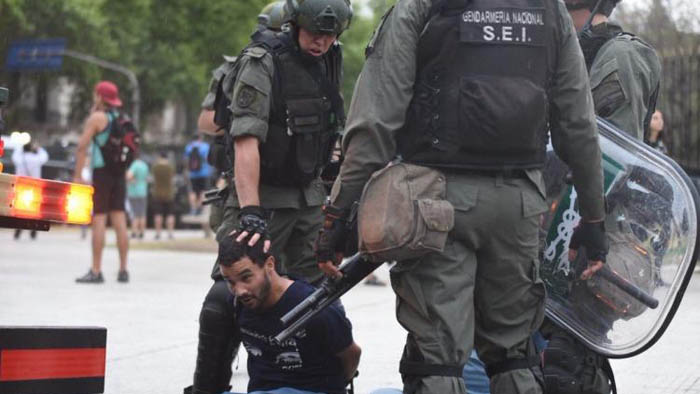 Al menos 15 personas fueron detenidas y varias resultaron heridas, en medio de la represión de la Gendarmería.