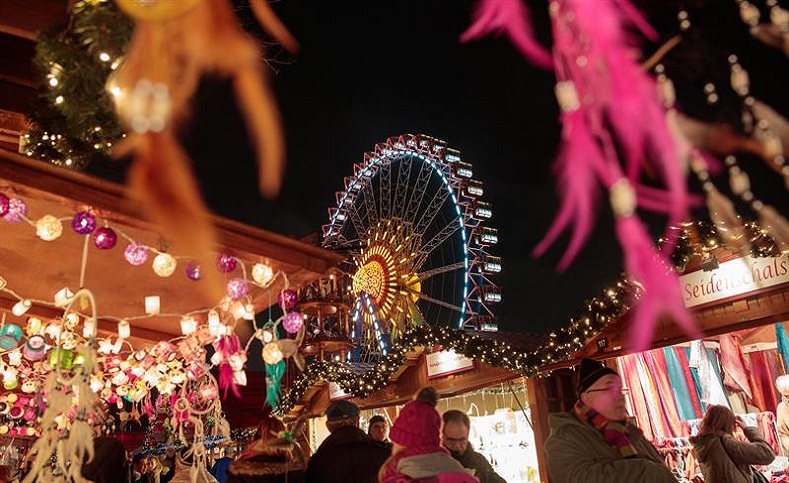 En Berlín, Alemania, se realiza el gran mercado navideño "Berliner Weihnachtszeit" con luces y adornos navideños.