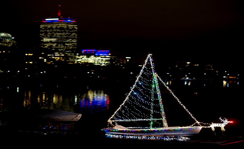 En Boston, Estados Unidos, las decoraciones navideñas con luces de colores rojos y azules embellecieron parques, lagos y arbustos naturales.