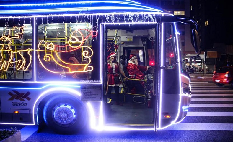 En Sao Paulo, Brasil, un conductor del transporte público adornó todo su autobús con luces y se disfrazó.