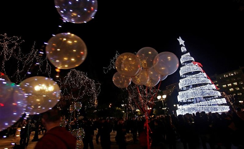 Cientos de personas se congregaron en la plaza Syntagma en Atenas, Grecia, para el acostumbrado alumbramiento de árbol de Navidad.