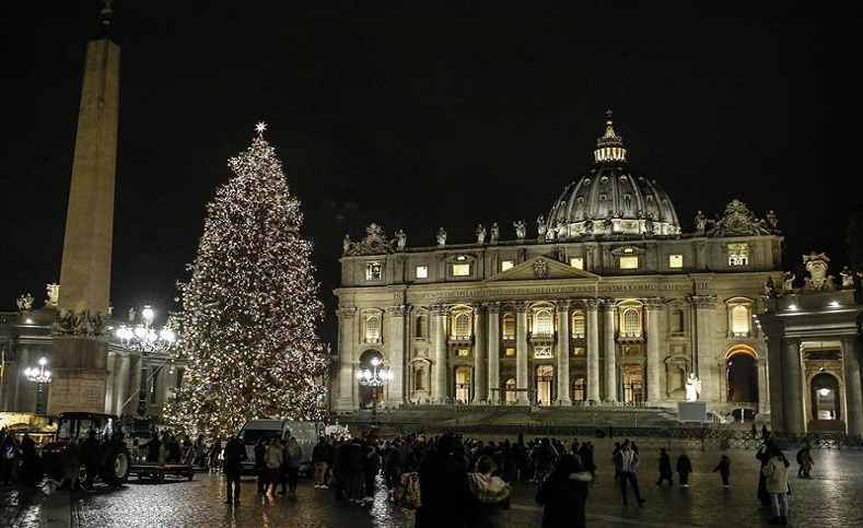 La Plaza de San Pedro en Ciudad del Vaticano también se unió al arranque de esta fecha tan relevante para el planeta.