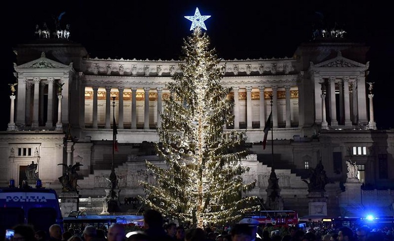 La plaza de Venecia en Roma, Italia, cada año es decorada con luces y un inmenso árbol de Navidad. 