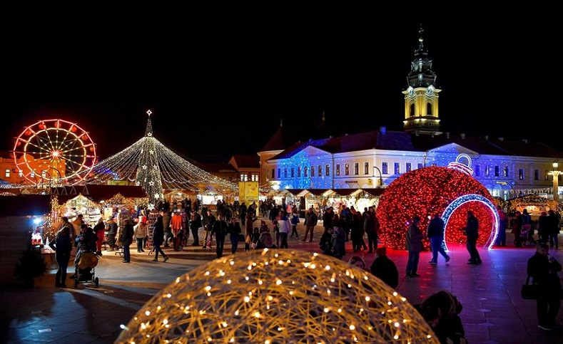 Los rumanos le dieron la bienvenida a la Navidad en la emblemática plaza de Nagyvarad (Oradea).
