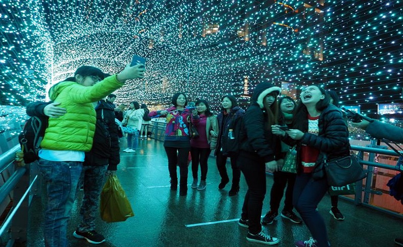 En Banciao, Taipei, norte de Taiwán, se realizó un pasillo de luces navideñas únicamente de color azul, denominado "Blue Time".
