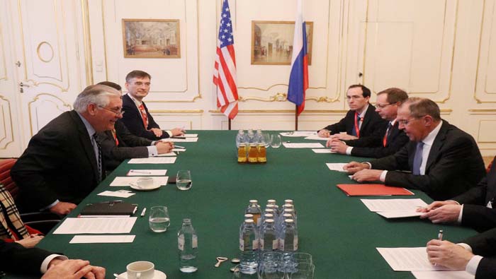 Lavrov (d) ha abogado por mantener relaciones de respeto con Washington en cada reunión con Rex Tillerson (i).