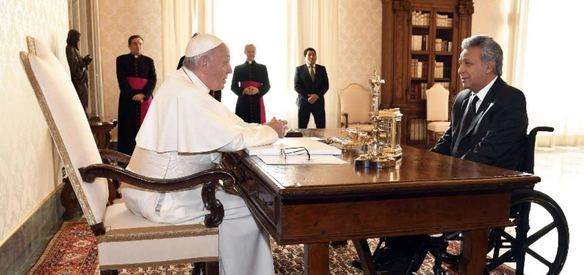 El Pontífice dio a Moreno una escultura que representa un olivo y afirmó que la entrega a todos los gobernantes para recordarles su tarea por la paz.
