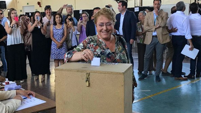 La mandataria ejerció su derecho al voto en la segunda vuelta a las presidenciales chilenas.