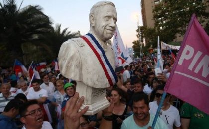 Simpatizantes de Piñera cargan el busto del dictador Augusto Pinochet