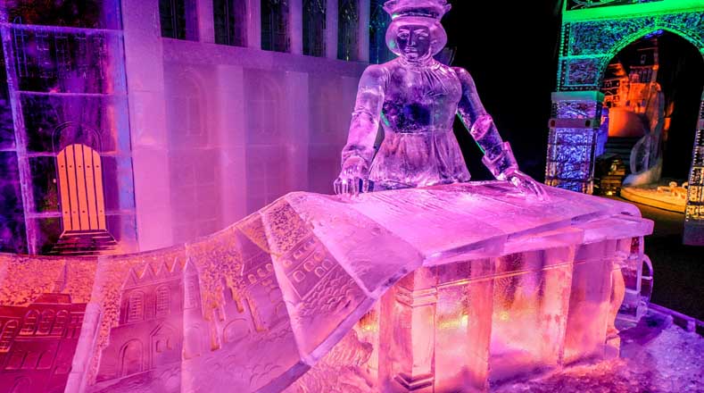 Las esculturas combinan bloques de hielo blanco con otros transparentes a los que se les ha quitado el aire.