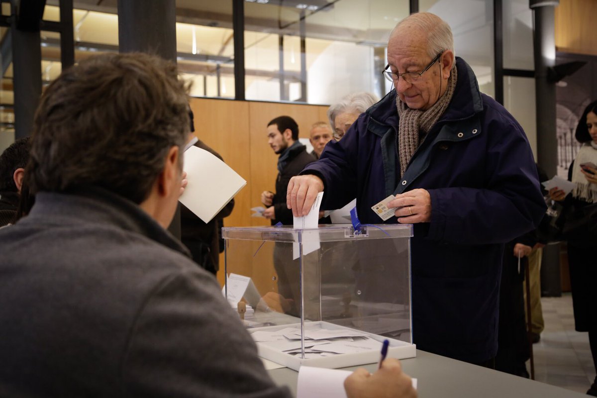 Más de 5,5 millones de catalanes están llamados hoy a las urnas este jueves.