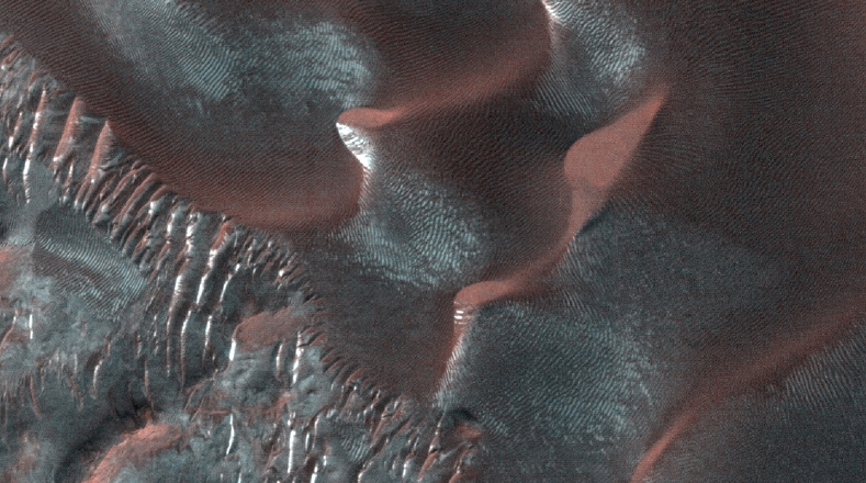 Las largas líneas en la zona inferior de la imagen muestran los típicos hoyos formados en otoño e invierno, cuando el hielo se asienta en la superficie para crear diversas figuras.