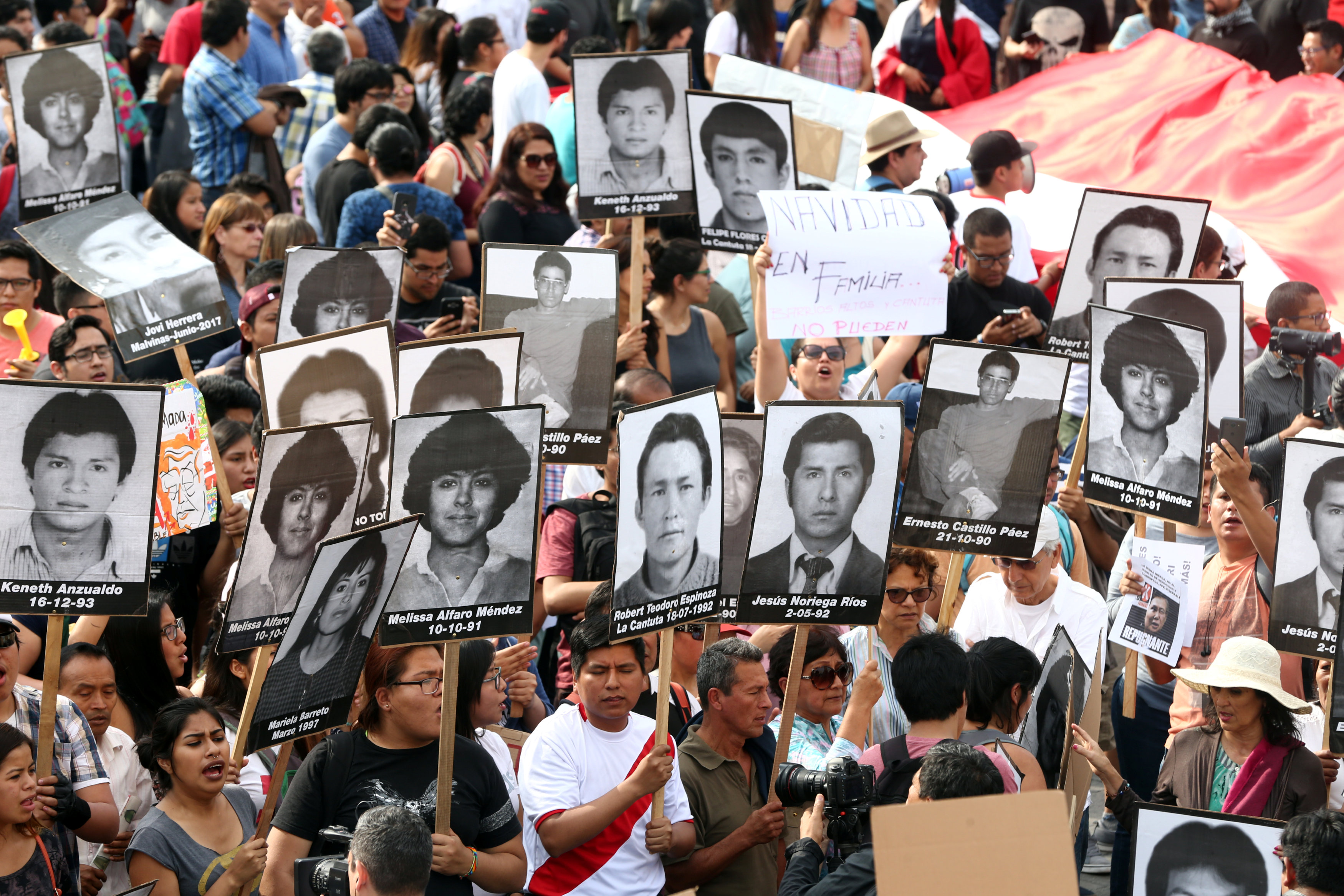 Así protestan en Perú contra el indulto a Fujimori