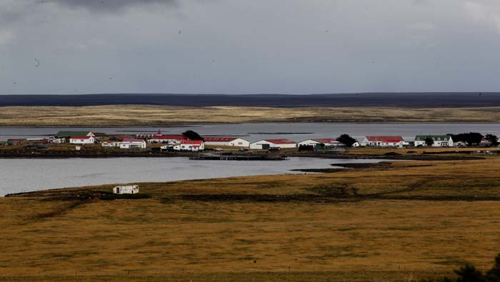 Panorámica de Goose Green en las Islas Malvinas, invadida desde 1833.