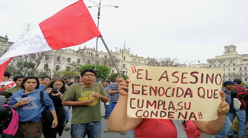 Organizaciones y movimientos sociales se manifiestan en Perú en contra de la decisión del presidente Pedro Pablo Kuczynski de indultar a Alberto Fujimori, exmandatario condenado por crímenes de lesa humanidad.