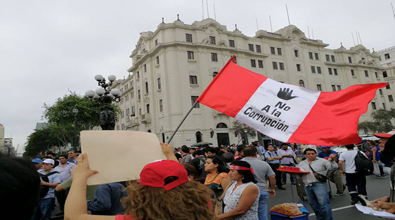 Hoy se cumplen cinco días de movilizaciones en contra de la medida adoptada por el mandatario peruano, miles de personas han salido a las calles manifestando su rechazo.