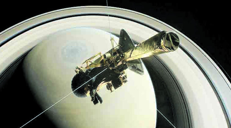 La sonda Cassini llegó a la órbita de Saturno en 2004. Su objetivo: estudiar ese planeta. Tras 20 años de haber despegado de la Tierra, la Cassini deliberadamente se precipitó contra Saturno, ardiendo en su atmósfera el día 15 de septiembre de 2017. 