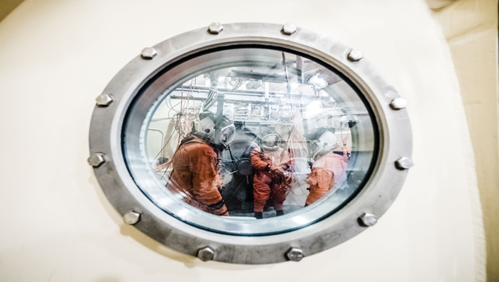 Técnicos e ingenieros en Houston revisan las condiciones de las cápsulas de los astronautas.