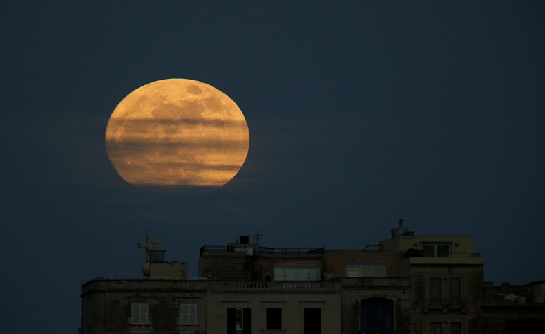 Vista de la superluna desde la torre de guardia Bastión de San Salvatore en Piedad, Malta