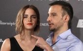 El director español-chileno junto a la actriz Emma Watson, para el estreno de la película "Regresión" (2015)