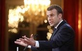El presidente francés amenazó con cerrar los portales y cuentas en redes sociales que difundan información falsa.