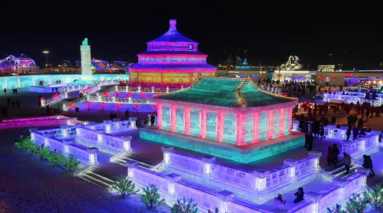 Turistas disfrutan del 34 Festival de Hielo y Nieve en China